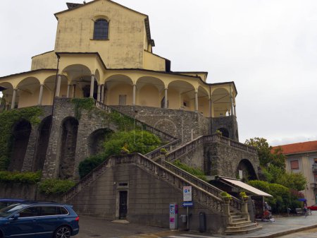 Téléchargez les photos : Varallo, Italie - 19 août 2022 : vue sur l'église de San Gaudenzio dans le centre-ville. Photo de haute qualité - en image libre de droit