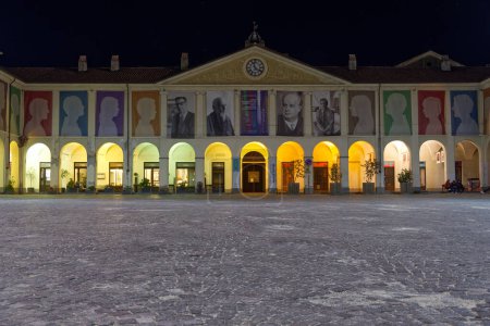 Téléchargez les photos : Ivrea, Italie - 31 mafr 2023 : Piazza Ottinetti, la place principale d'Ivrea célèbre pour la bataille orange du carnaval. Photo de haute qualité - en image libre de droit