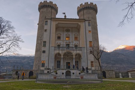 Téléchargez les photos : Aymavilles, Vallée d'Aoste, Italie - 27 dec 2023 : Vue extérieure du château d'Aymavilles. Photo de haute qualité - en image libre de droit