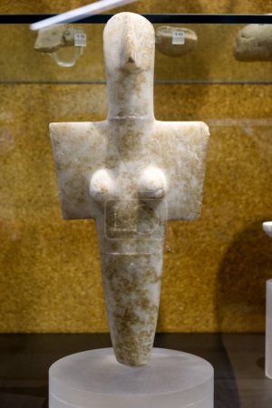 Foto de Cagliari, Italia - 11 Jan 2024: Estatuilla de mármol de la deidad femenina en esquema cruciforme. Neolítico tardío. Cerdeña - Imagen libre de derechos
