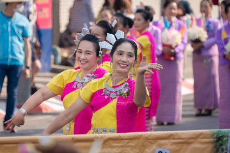 Téléchargez les photos : Chiang Mai, Thaïlande - 4 février 2023 : Beau Chiang Mai Flower Festival 2023 Parade dans la rue de la vieille ville avec des voitures décorées de fleurs fraîches et des gens en costumes traditionnels. - en image libre de droit
