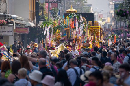 Foto de Chiang Mai, Thailand - February 4, 2023: Beautiful colorful Chiang Mai Flower Festival 2023 Parade on the old town street with fresh flowers decorated cars and people in traditional costumes. - Imagen libre de derechos