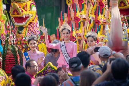 Foto de Chiang Mai, Tailandia - 4 de febrero de 2023: Hermoso colorido Chiang Mai Flower Festival 2023 Desfile en la calle del casco antiguo con flores frescas decoradas coches y personas con trajes tradicionales. - Imagen libre de derechos