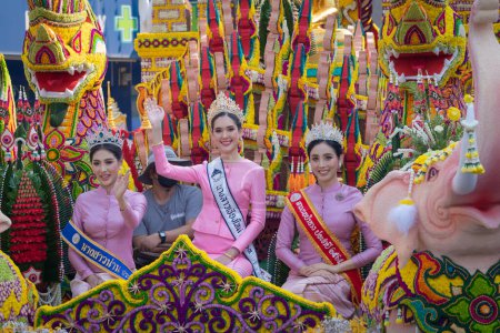 Téléchargez les photos : Chiang Mai, Thaïlande - 4 février 2023 : Beau Chiang Mai Flower Festival 2023 Parade dans la rue de la vieille ville avec des voitures décorées de fleurs fraîches et des gens en costumes traditionnels. - en image libre de droit