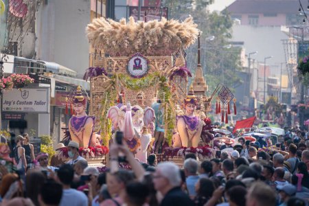 Téléchargez les photos : Chiang Mai, Thailand - February 4, 2023: Beautiful colorful Chiang Mai Flower Festival 2023 Parade on the old town street with fresh flowers decorated cars and people in traditional costumes. - en image libre de droit