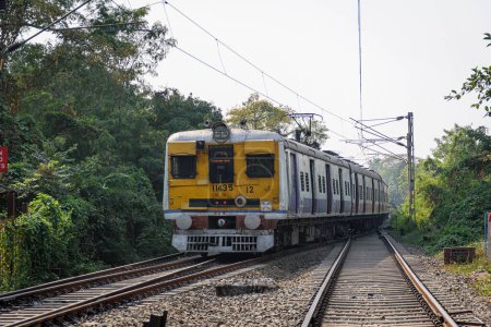 Téléchargez les photos : Vue sur le train local du chemin de fer de l'Est dans le système ferroviaire indien en cours d'exécution dans la ville de Kolkata, Bengale occidental, Inde - en image libre de droit