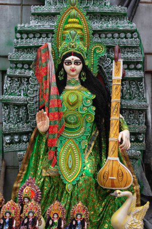 Foto de Goddess Saraswati idol is under preparation for upcoming Saraswati Puja festival at a potter's studio. Devi Saraswati is considered as the goddess of knowledge, music, art, wisdom, and learning. - Imagen libre de derechos