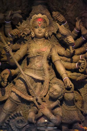 Téléchargez les photos : Déesse Durga devi idole décorée au puja pandal à Kolkata, Bengale occidental, Inde. Durga Puja est la plus grande fête religieuse de l'hindouisme et est maintenant célébrée dans le monde entier. - en image libre de droit