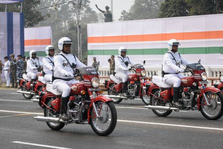 Téléchargez les photos : Kolkata Police Sergeant on motorcycle preparing for taking part in the upcoming Indian Republic Day parade at Indira Gandhi Sarani, Kolkata, West Bengal, India on January 2023 - en image libre de droit