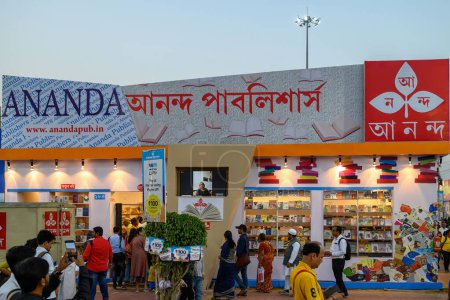 Téléchargez les photos : Book loving people gathered at International Kolkata Book Fair, one of the largest Book Fair in the world organised by Publishers and Booksellers at Boimela Prangan, Kolkata, India on February 2023 - en image libre de droit