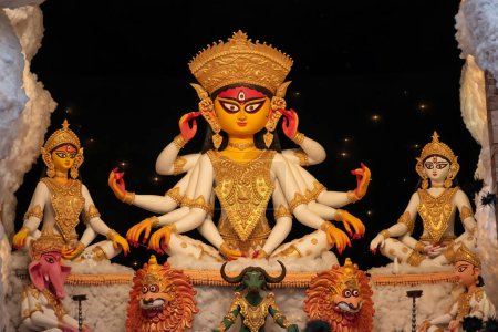 Téléchargez les photos : Déesse devi Durga idole décorée lors d'un puja pandal à Kolkata, Bengale occidental, Inde. Durga Puja est l'une des plus grandes fêtes religieuses de l'hindouisme et est maintenant célébrée dans le monde entier. - en image libre de droit