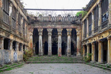 Téléchargez les photos : Vue de Thakur Dalan de Basu Bati. Basu Bati est l'un des bâtiments patrimoniaux les plus uniques en Inde situé à Bagbazar Street dans le nord de Calcutta (Kolkata). - en image libre de droit