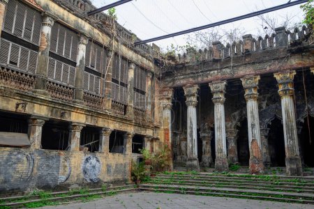 Foto de Vista de Thakur Dalan de Basu Bati. Basu Bati es uno de los edificios patrimoniales más singulares de la India situado en la calle Bagbazar en el norte de Calcuta (Calcuta). - Imagen libre de derechos