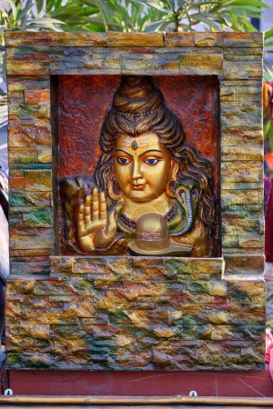 Foto de Hermosa escultura hecha a mano de Señor Siva se muestra en una tienda para la venta en fondo borroso. Arte y artesanía india. - Imagen libre de derechos