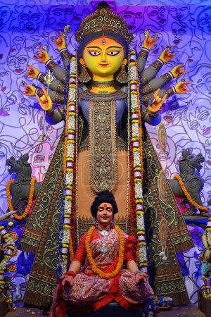 Téléchargez les photos : Déesse devi Durga idole décorée lors d'un puja pandal à Kolkata, Bengale occidental, Inde. Durga Puja est l'une des plus grandes fêtes religieuses de l'hindouisme et est maintenant célébrée dans le monde entier. - en image libre de droit