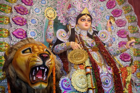 Foto de Diosa devi Jagadhatri ídolo decorado en una pandal de puja en Calcuta, Bengala Occidental, India. Jagadhatri Puja es uno de los festivales religiosos más grandes del hinduismo. - Imagen libre de derechos
