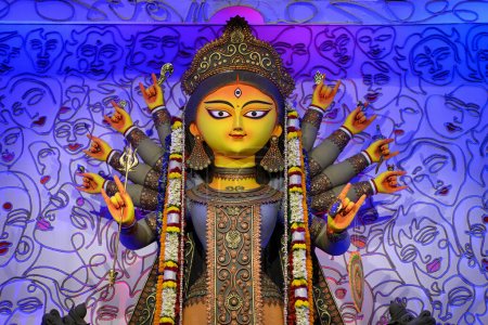 Foto de Diosa devi Durga ídolo decorado en una pandal de puja en Calcuta, Bengala Occidental, India. Durga Puja es uno de los festivales religiosos más grandes del hinduismo y ahora se celebra en todo el mundo. - Imagen libre de derechos