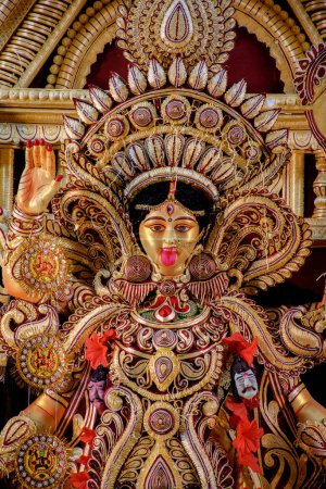 Foto de Ídolo de la Diosa Maa Kali en una pandal de puja decorada en Calcuta, Bengala Occidental, India. Kali puja también conocido como Shyama Puja es un famoso festival religioso del hinduismo. - Imagen libre de derechos