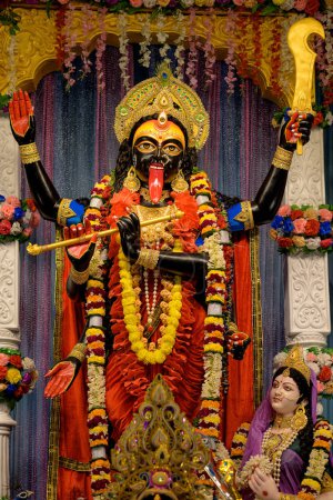 Foto de Ídolo de la Diosa Maa Kali en una pandal de puja decorada en Calcuta, Bengala Occidental, India. Kali puja también conocido como Shyama Puja es un famoso festival religioso del hinduismo. - Imagen libre de derechos