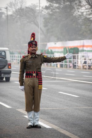 Téléchargez les photos : Officier de police armé de Kolkata se préparant à participer au prochain défilé de la Journée de la République indienne à Indira Gandhi Sarani, Kolkata, Bengale occidental, Inde, le 24 janvier 2023 - en image libre de droit