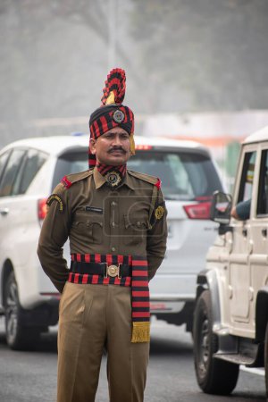 Téléchargez les photos : Officier de police armé de Kolkata se préparant à participer au prochain défilé de la Journée de la République indienne à Indira Gandhi Sarani, Kolkata, Bengale occidental, Inde, le 24 janvier 2023 - en image libre de droit