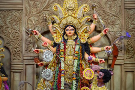 Téléchargez les photos : Idole de la déesse Devi Durga à un pandal puja décoré à Kolkata, Bengale occidental, Inde. Durga Puja est un festival religieux populaire et majeur de l'hindouisme qui est célébré dans le monde entier. - en image libre de droit