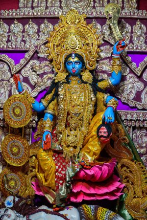 Idol der Göttin Maa Kali bei einer dekorierten Puja-Sandale in Kalkutta, Westbengalen, Indien. Kali puja, auch als Shyama Puja bekannt, ist ein berühmtes religiöses Fest des Hinduismus.