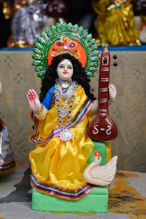 Foto de Ídolo de la Diosa Devi Saraswati está en preparación para el próximo Puja Saraswati en un estudio de cerámica en Kolkata, Bengala Occidental, India. - Imagen libre de derechos