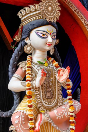 Téléchargez les photos : Idole de la déesse Devi Saraswati à un pandal puja décoré à Kolkata, Bengale occidental, Inde. Saraswati Puja est un festival religieux populaire de l'hindouisme. - en image libre de droit