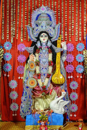 Téléchargez les photos : Idole de la déesse Devi Saraswati lors d'un pandal puja décoré à Kolkata, Bengale occidental, Inde, le 14 février 2024. Saraswati Puja est un festival religieux populaire de l'hindouisme. - en image libre de droit
