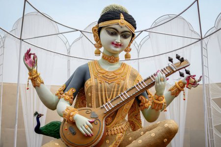 Foto de Ídolo de la Diosa Devi Saraswati en una pandal de puja decorada en Calcuta, Bengala Occidental, India. Saraswati Puja es un festival religioso popular del hinduismo. - Imagen libre de derechos