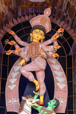 Idol der Göttin Devi Durga bei einer dekorierten Puja-Sandale in Kalkutta, Westbengalen, Indien. Durga Puja ist ein beliebtes und bedeutendes religiöses Fest des Hinduismus, das auf der ganzen Welt gefeiert wird.