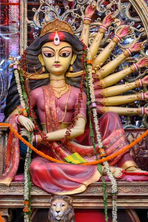 Téléchargez les photos : Idole de la déesse Devi Durga à un pandal puja décoré à Kolkata, Bengale occidental, Inde. Durga Puja est un festival religieux populaire et majeur de l'hindouisme qui est célébré dans le monde entier. - en image libre de droit