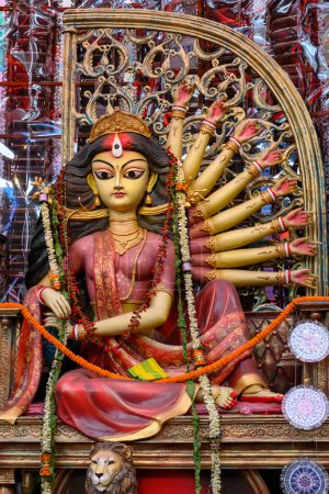 Idol der Göttin Devi Durga bei einer dekorierten Puja-Sandale in Kalkutta, Westbengalen, Indien. Durga Puja ist ein beliebtes und bedeutendes religiöses Fest des Hinduismus, das auf der ganzen Welt gefeiert wird.