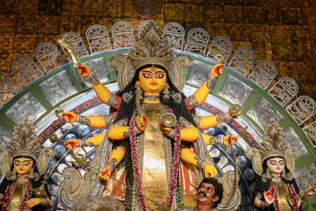 Téléchargez les photos : Idole de la déesse Devi Durga lors d'un pandal puja décoré à Kolkata, Bengale occidental, Inde, le 21 octobre 2023. Durga Puja est une fête religieuse de l'hindouisme qui est célébrée à travers le monde. - en image libre de droit