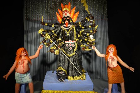 Téléchargez les photos : Idole de la déesse Maa Kali lors d'un pandal puja décoré à Kolkata, Bengale occidental, Inde, le 11 novembre 2023. Kali puja aussi connu sous le nom de Shyama Puja est une célèbre fête religieuse de l'hindouisme. - en image libre de droit