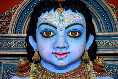 Téléchargez les photos : Idole de la Déesse Laddu Gopal ou petit Seigneur Krishna à un pandal puja décoré à Kolkata, Bengale Occidental, Inde. - en image libre de droit