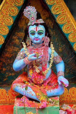 Téléchargez les photos : Idole de la Déesse Laddu Gopal ou petit Seigneur Krishna lors d'un pandal puja décoré à Kolkata, Bengale Occidental, Inde le 26 mars 2024. - en image libre de droit