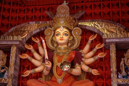 Téléchargez les photos : Idole de la déesse Devi Durga à un pandal puja décoré à Kolkata, Bengale occidental, Inde. Durga Puja est un festival religieux célèbre et majeur de l'hindouisme qui est célébré dans le monde entier. - en image libre de droit