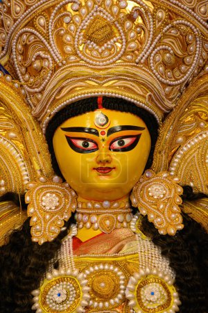 Idol der Göttin Devi Durga bei einer dekorierten Puja-Sandale in Kalkutta, Westbengalen, Indien. Durga Puja ist ein berühmtes und bedeutendes religiöses Fest des Hinduismus, das auf der ganzen Welt gefeiert wird.