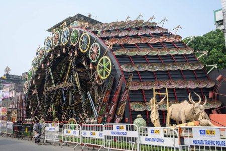 Téléchargez les photos : Vue du pandal décoré Durga Puja à Kolkata, Bengale occidental, Inde, le 17 octobre 2023. Durga Puja est un festival religieux populaire et majeur de l'hindouisme qui est célébré dans le monde entier. - en image libre de droit