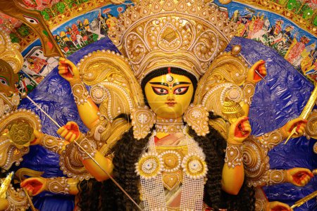 Idol der Göttin Devi Durga bei einer dekorierten Puja-Sandale in Kalkutta, Westbengalen, Indien. Durga Puja ist ein berühmtes und bedeutendes religiöses Fest des Hinduismus, das auf der ganzen Welt gefeiert wird.