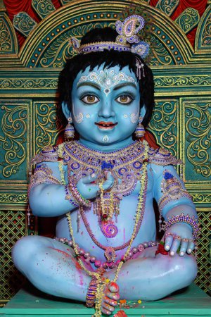 Idol der Göttin Laddu Gopal oder des kleinen Lord Krishna bei einer dekorierten Puja-Sandale in Kalkutta, Westbengalen, Indien.