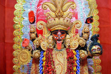Idole de la déesse Maa Kali à un pandal puja décoré à Kolkata, Bengale occidental, Inde. Kali puja aussi connu sous le nom de Shyama Puja est une célèbre fête religieuse de l'hindouisme.
