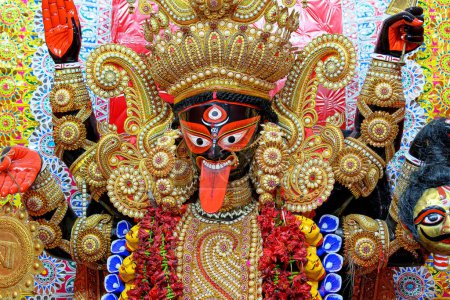 Idol der Göttin Maa Kali bei einer dekorierten Puja-Sandale in Kalkutta, Westbengalen, Indien. Kali puja, auch als Shyama Puja bekannt, ist ein berühmtes religiöses Fest des Hinduismus.