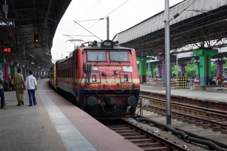 Téléchargez les photos : Moteur de locomotive électrique stationné à une gare ferroviaire de jonction dans le système ferroviaire indien à Howrah, Bengale occidental, Inde le 3 octobre 2021. - en image libre de droit