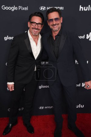 Foto de Beverly Hills, CA USA - 14 de marzo de 2024: Lawrence Zarian, Gregory Zarian asiste a los 35º Premios GLAAD Anuales. - Imagen libre de derechos