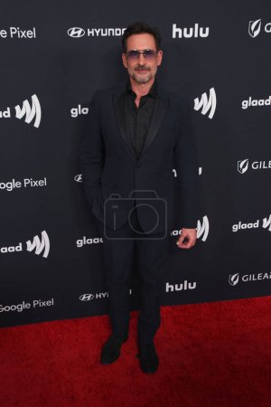 Foto de Beverly Hills, CA USA - 14 de marzo de 2024: Lawrence Zarian asiste a los 35º Premios GLAAD Anuales. - Imagen libre de derechos