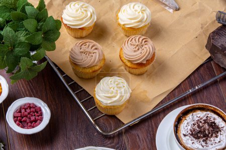 Téléchargez les photos : Des cupcakes. cupcakes fraîchement cuits avec du café et de petits fruits de la forêt. Photographie alimentaire - en image libre de droit