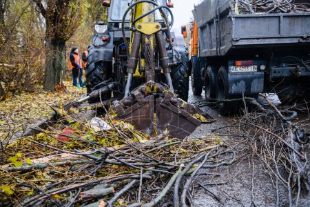 Téléchargez les photos : Dnipro, Ukraine 17 nov.2022 : Élimination des conséquences d'une attaque de missile. Les travailleurs nettoient les arbres tombés. - en image libre de droit